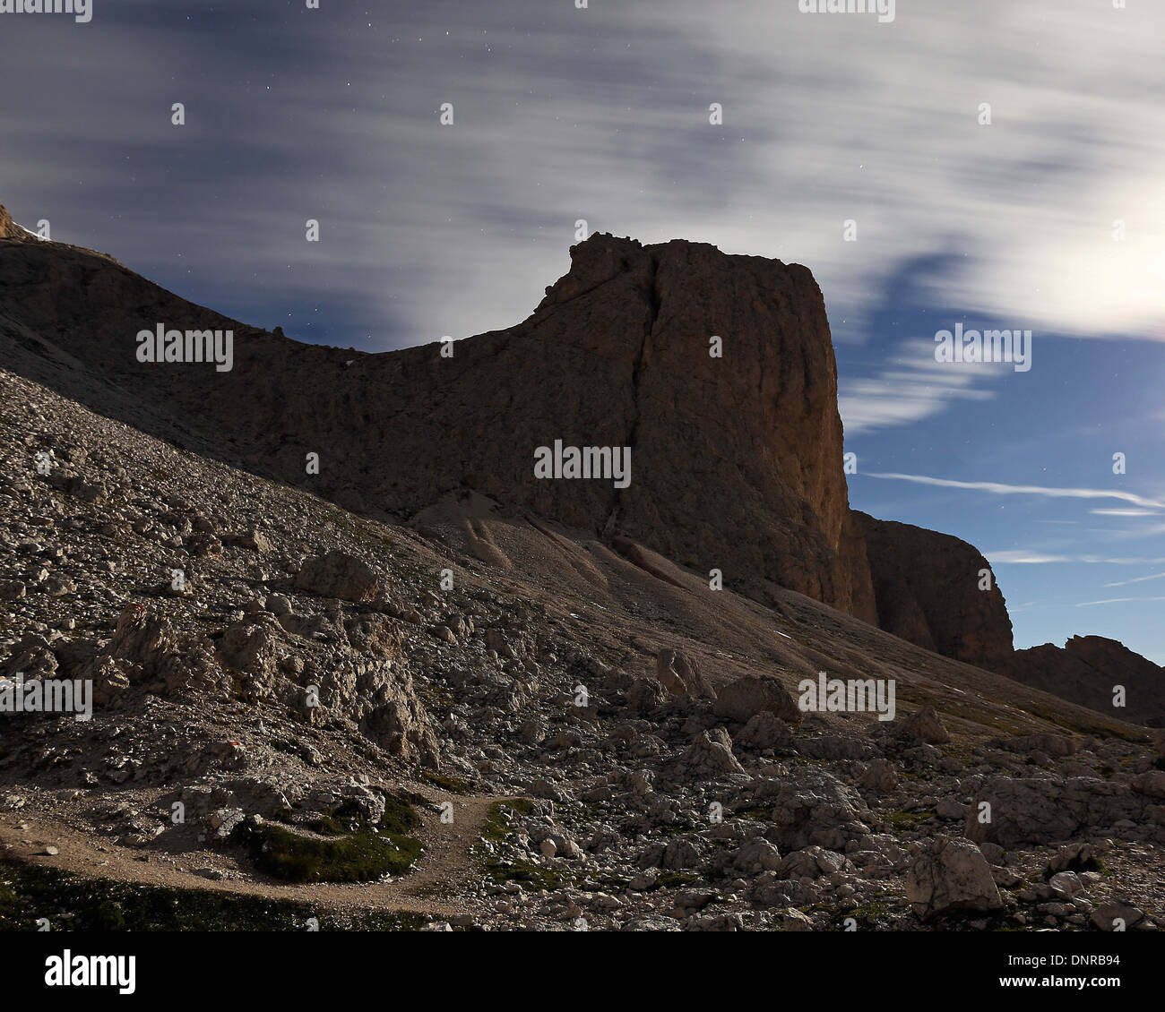 La Lune et les nuages en mouvement sur la chaîne de montagnes de Catinaccio. Les dolomites de la Vallée de Fassa. Alpes italiennes. Banque D'Images
