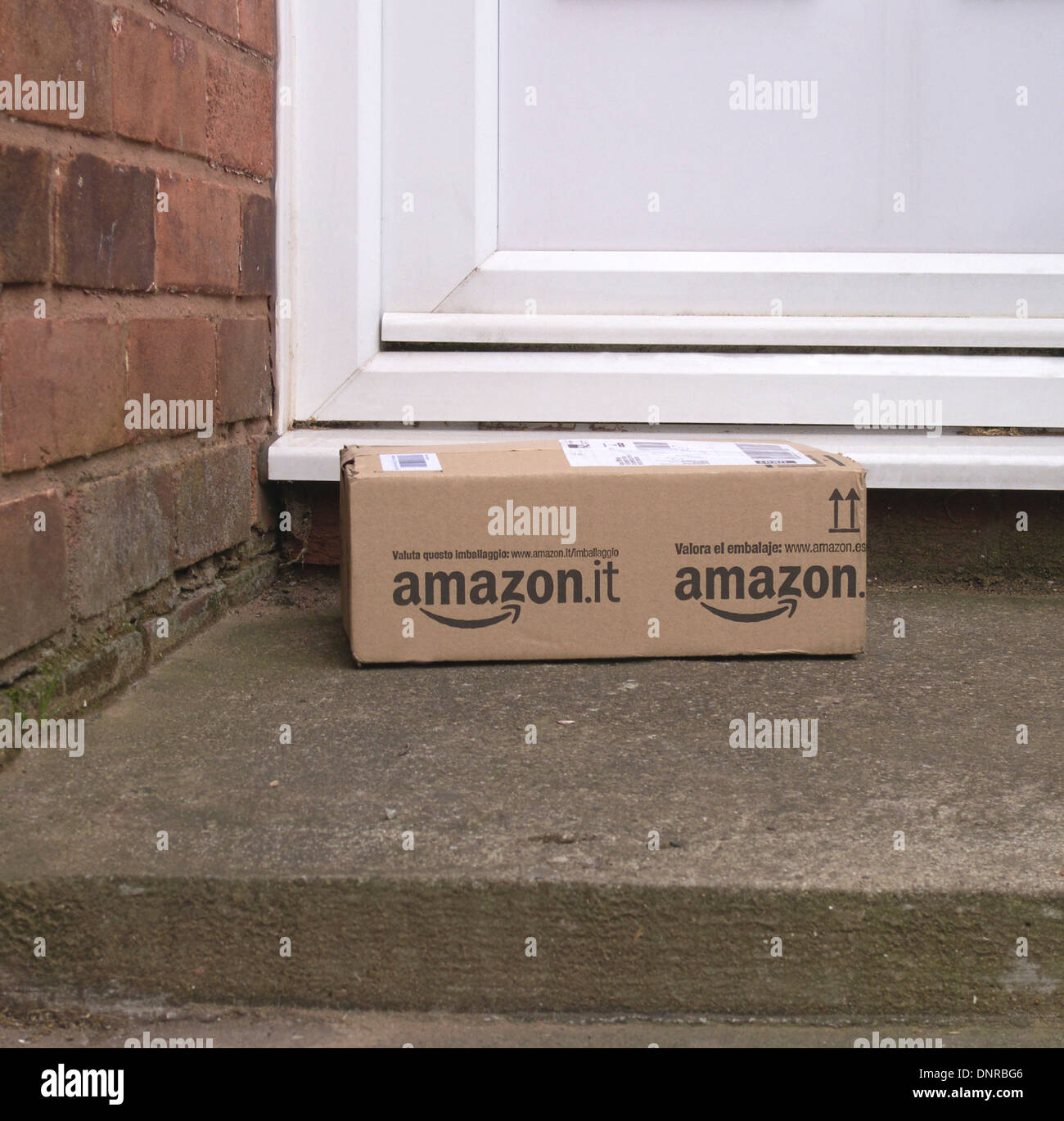 Amazon Accueil la livraison de colis sur une porte, UK Banque D'Images