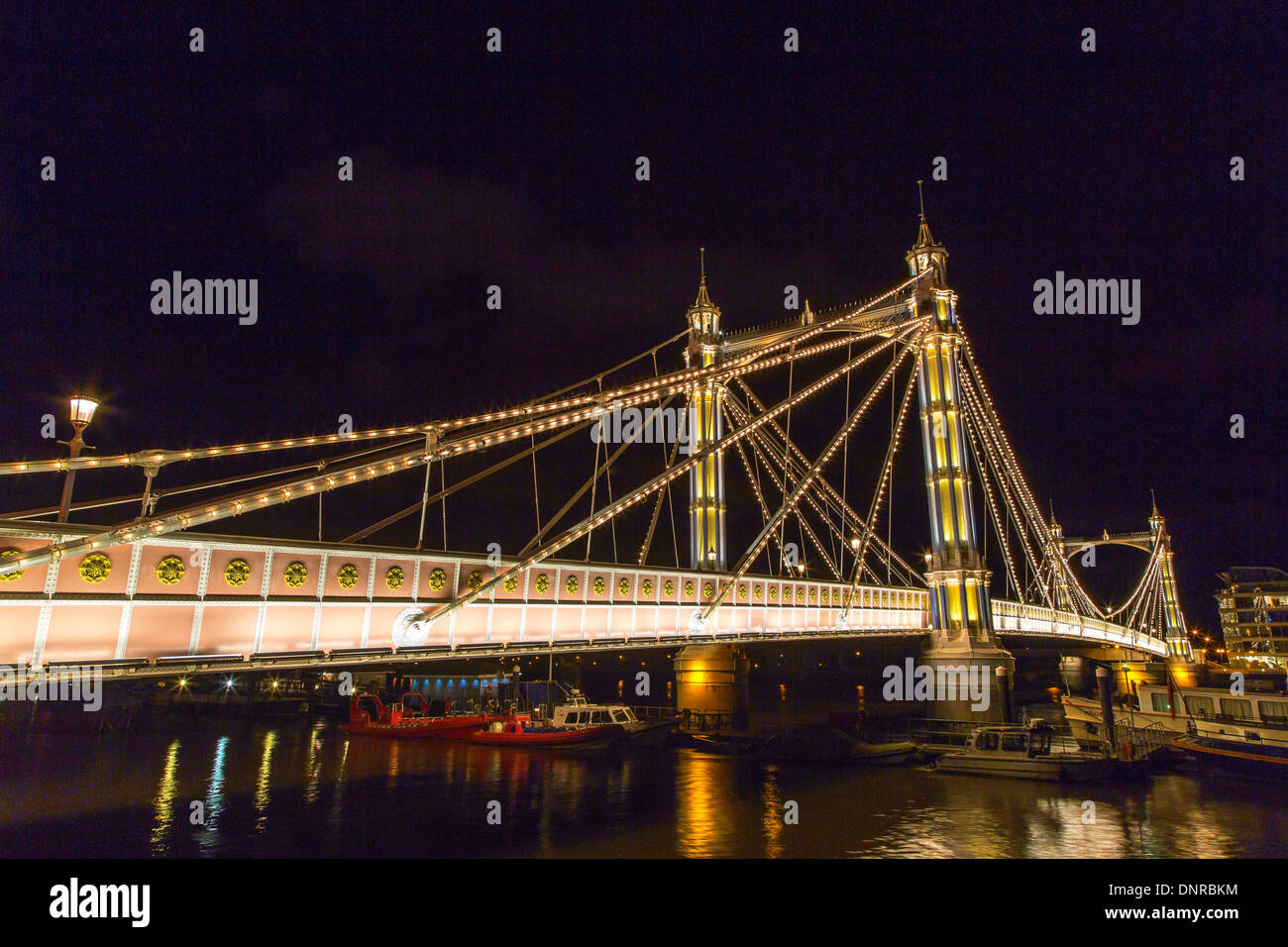 Albert Bridge, Tamise, Londres, Royaume-Uni, Lit up at Night Banque D'Images