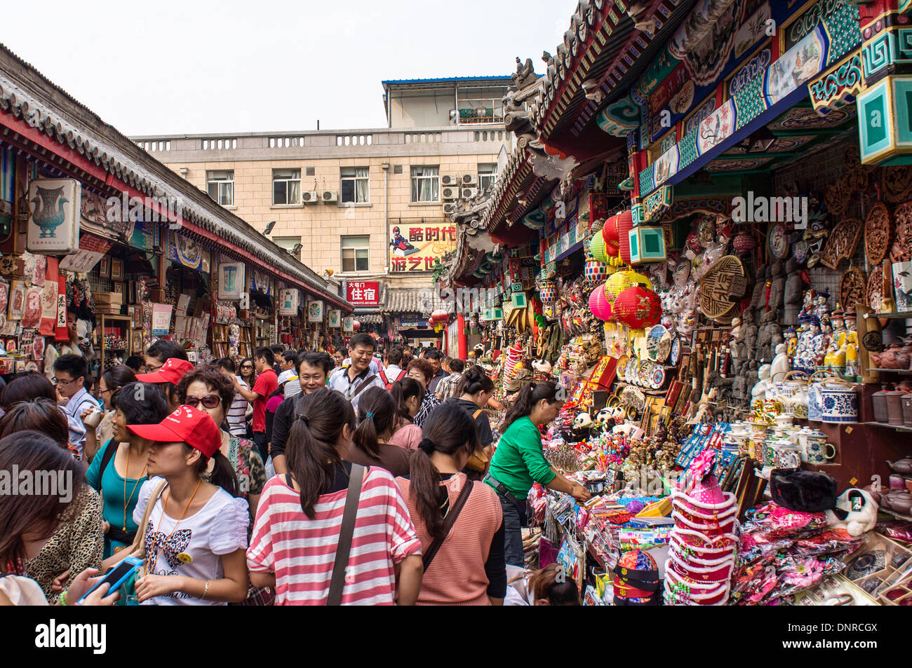 Foules et rue bordée de vendeurs dans la rue Wangfujing à Beijing, Chine Banque D'Images