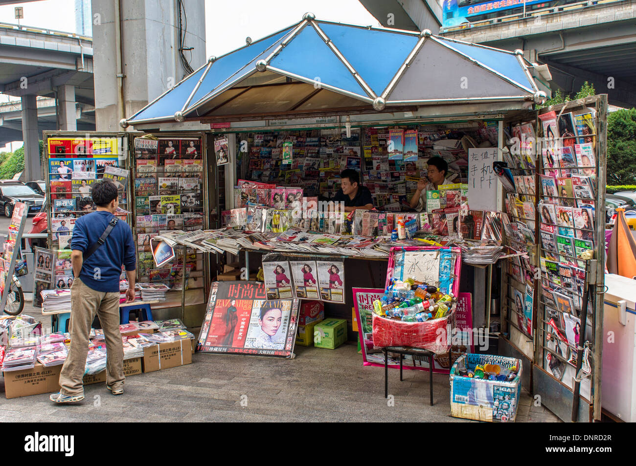 News Stand Vendeur dans Beijing, Chine Banque D'Images