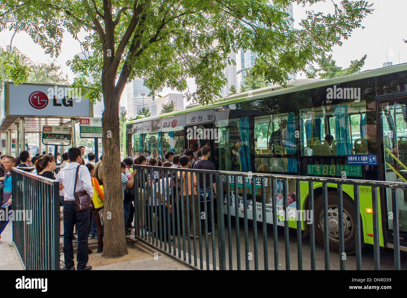 Les gens attendent en ligne pour le bus à Pékin, Chine Banque D'Images