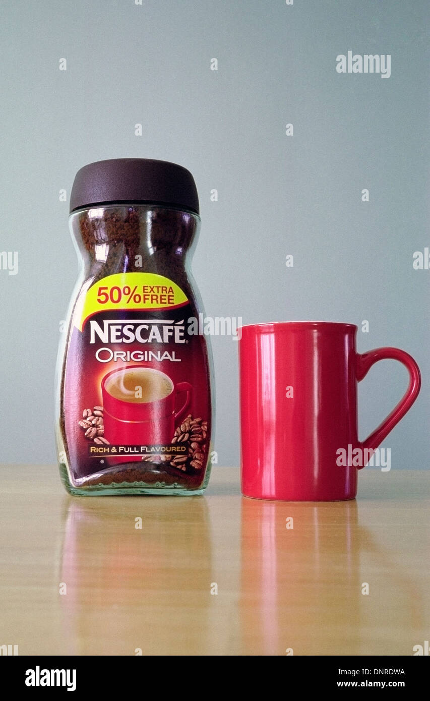 Pot de café instantané Nescafé avec un Mug rouge Banque D'Images