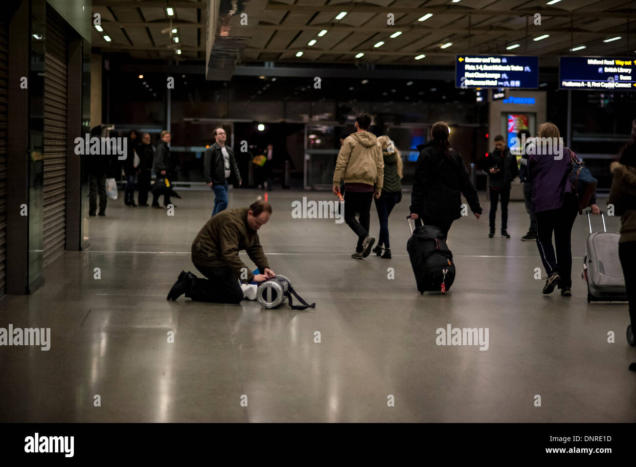 Londres, Royaume-Uni. 4 janvier, 2014. L'homme met en place pour boom box flashmob danseurs d'effectuer la Salsa rueda au flashmob à St Pancras. Londres. 8.10h Samedi 4 Janvier : Crédit Carole Edrich/Alamy Live News Banque D'Images