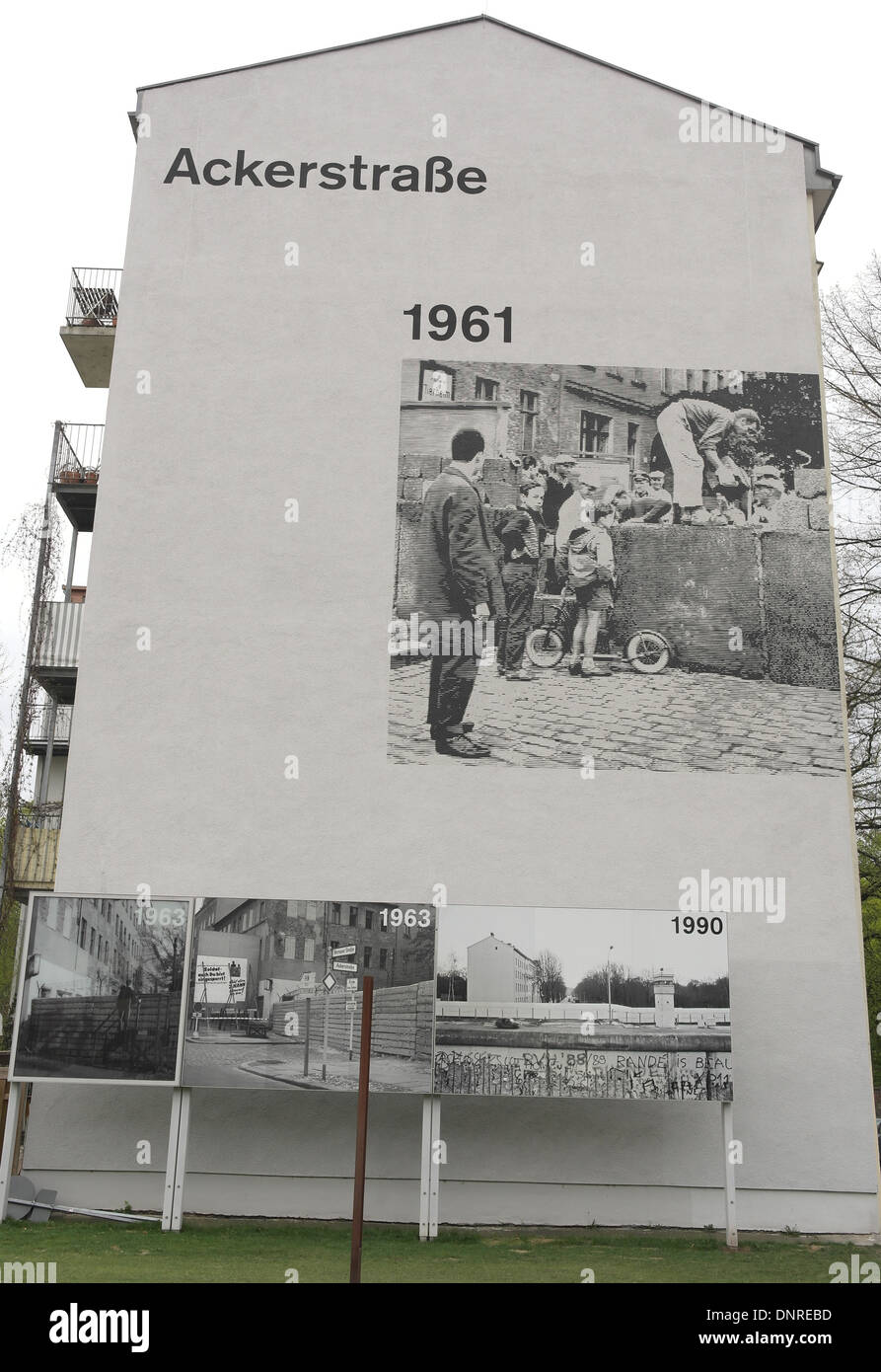 Ciel gris portrait photographies historiques montrant l'immeuble et les divisions du mur de Berlin, pignons, Ackerstrasse Banque D'Images