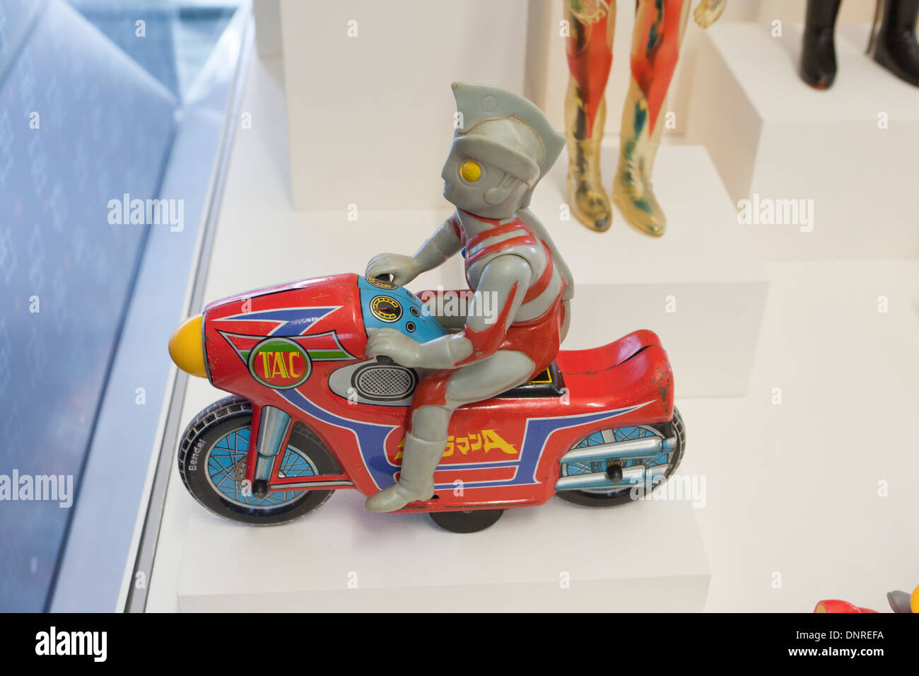 Entraînement à friction Ultraman Ace et jouets Japonais moto, vers 1972 Banque D'Images