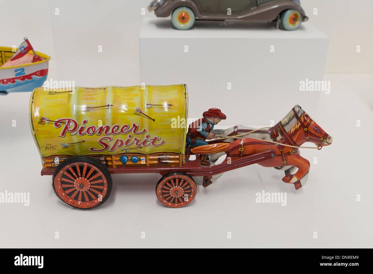 Vintage Japanese liquidation d'esprit pionnier tin toy wagon, vers 1950 Banque D'Images