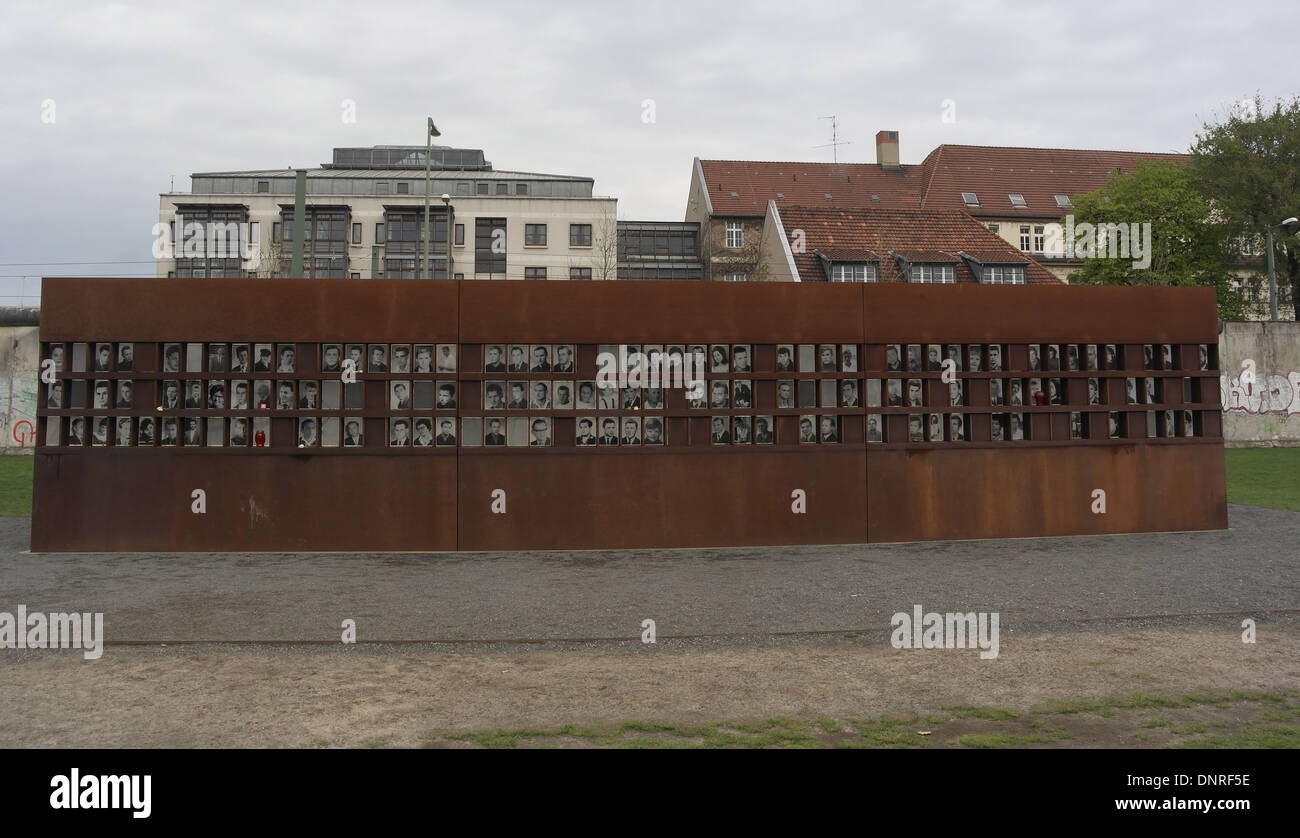 Vue du ciel gris, de mur à la frontière, 75 images de 128 victimes du Mur de Berlin, la fenêtre du souvenir brun, mur de Berlin, Bernauer Strasse Banque D'Images