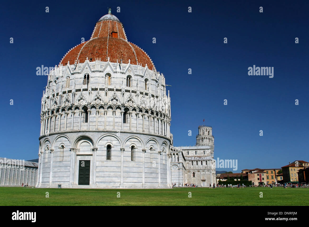 Piazza dei Miracoli de Pise avec le Baptistère de Saint-Jean (Battistero di San Giovanni) au premier plan, Toscane, Italie. Banque D'Images