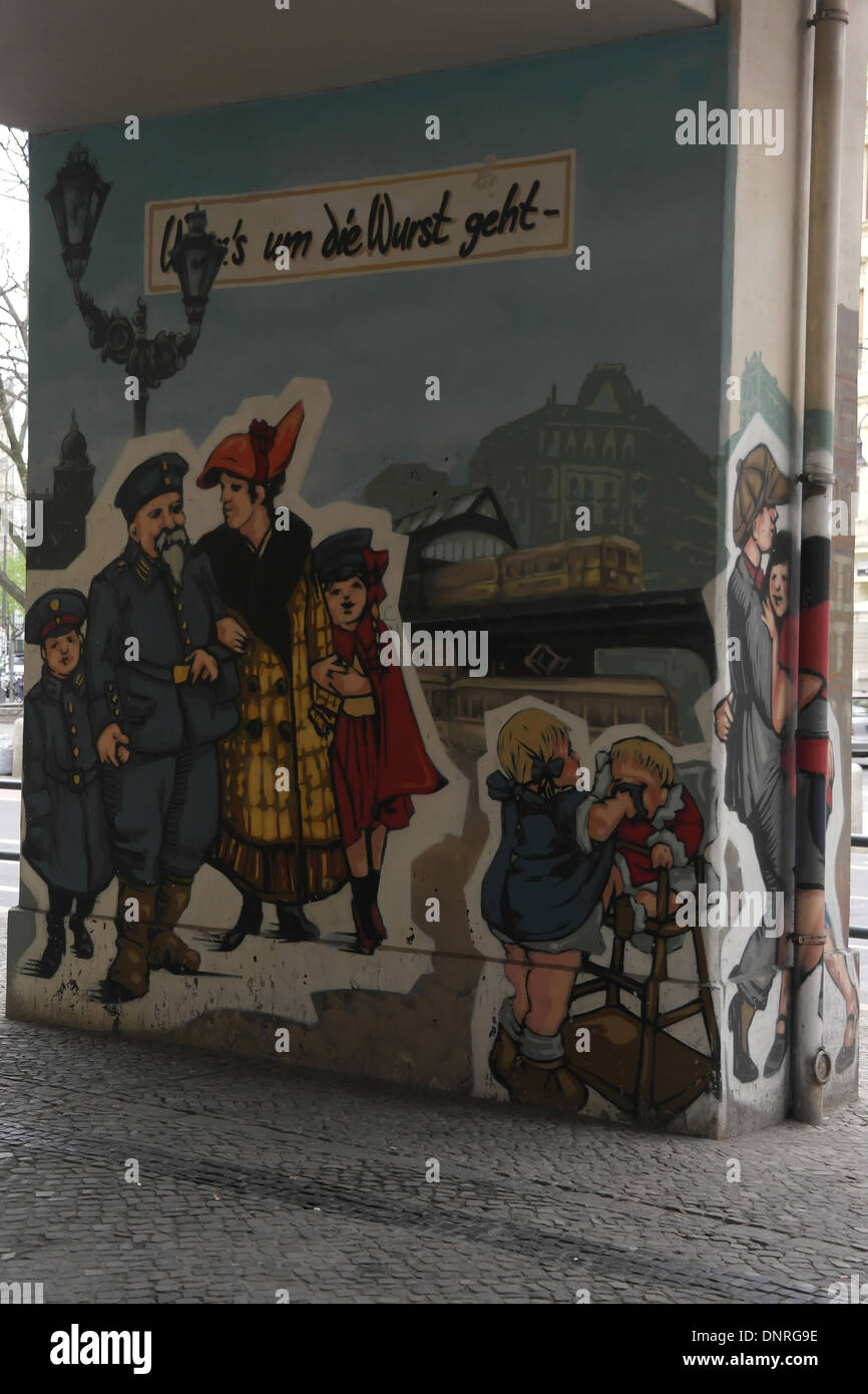 1930 murale couple courtiser, soldat de la famille, bébé qui pleure en viaduc, pilier du Konnopke Imbiss, Schonhauser Allee, Berlin Banque D'Images