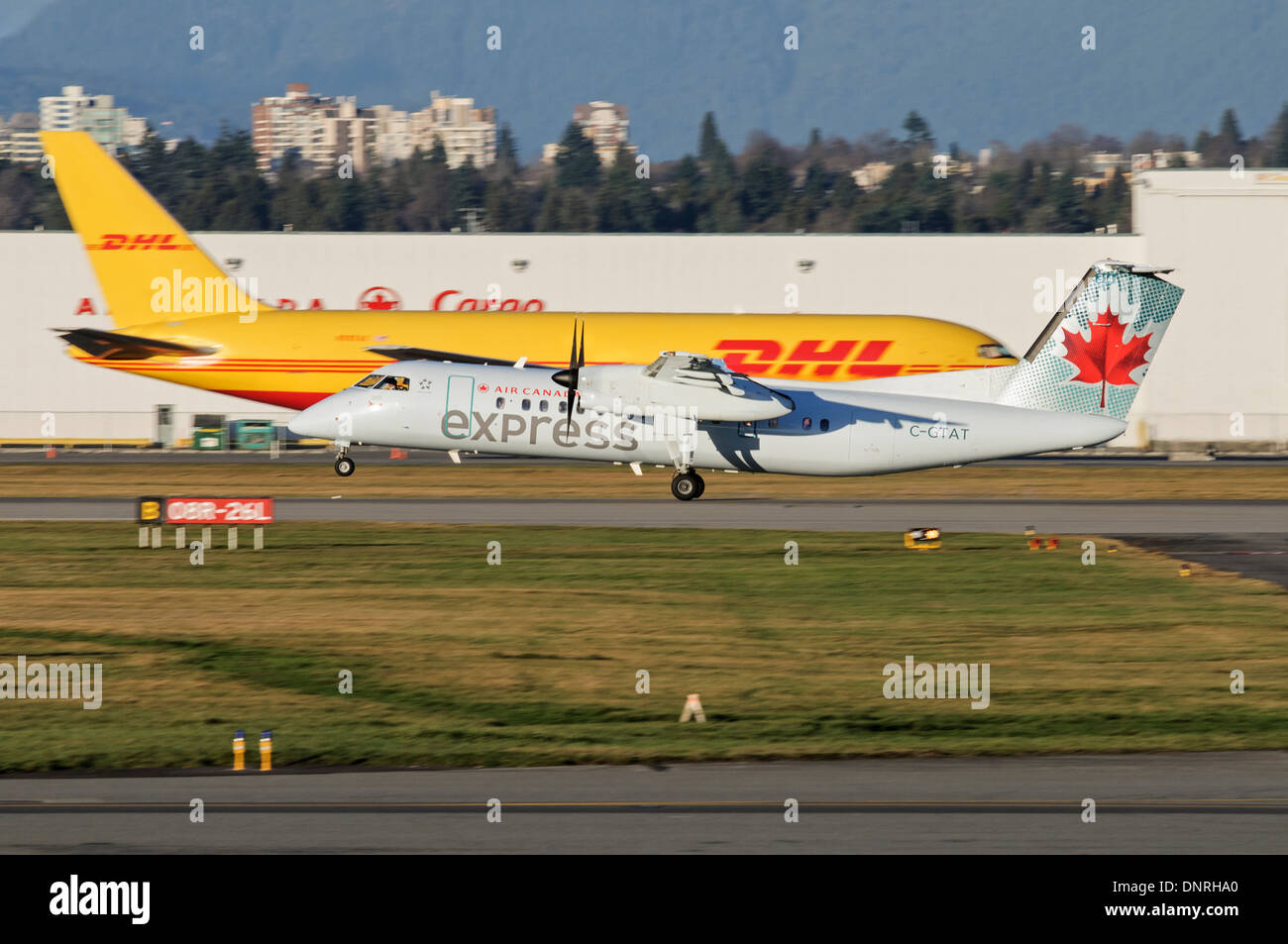 Air Canada Express (Jazz Aviation) Bombardier Dash-8 C-GTAT avion régional à l'atterrissage de l'Aéroport International de Vancouver, Canada Banque D'Images