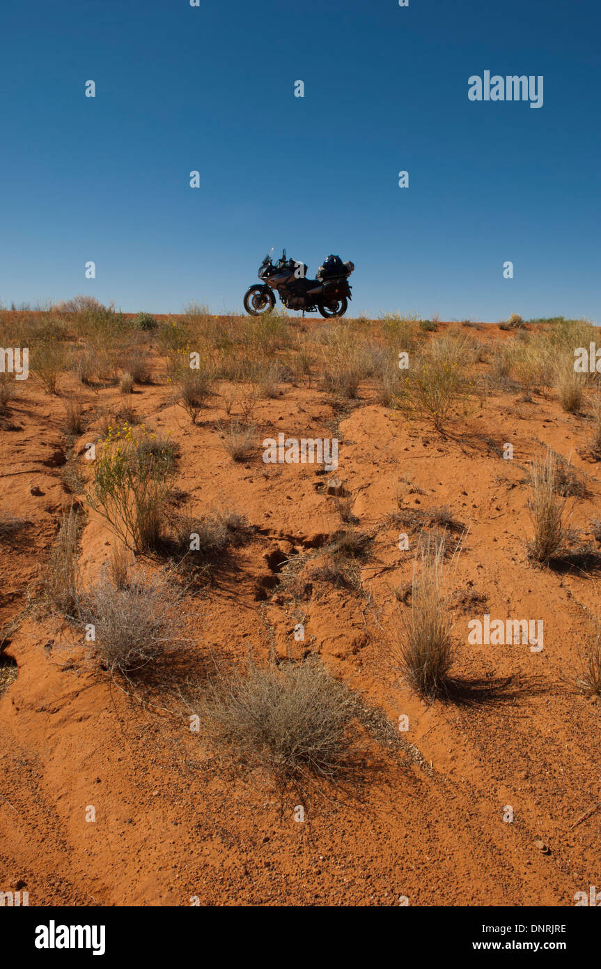 Une moto dans le centre du désert australien. Banque D'Images