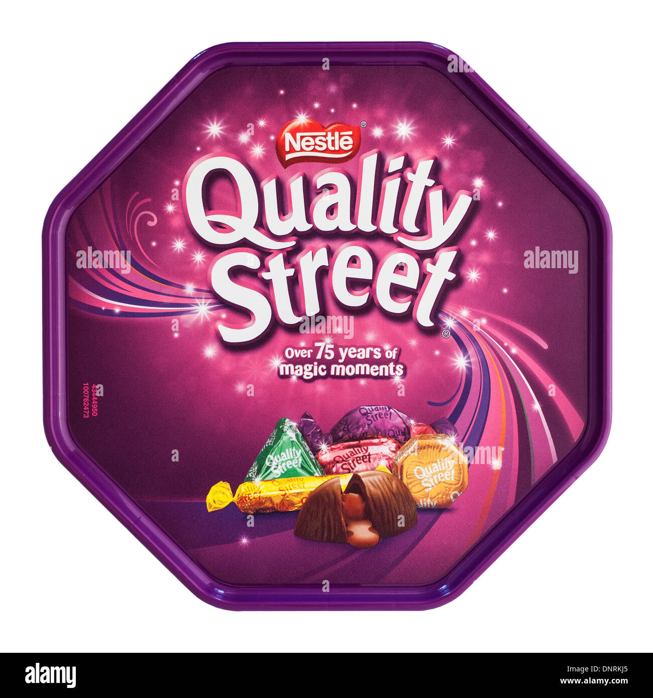 Une baignoire de Nestle Quality Street bonbons chocolats sur fond blanc Banque D'Images