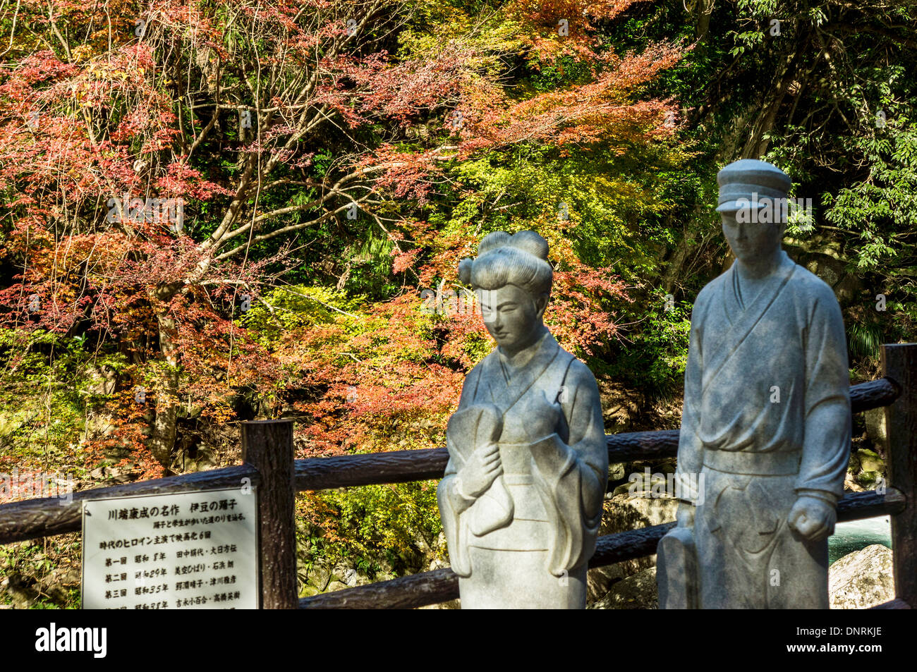 Statue en pierre de l'histoire de "La Danseuse d'Izu', préfecture de Shizuoka, Japon Banque D'Images