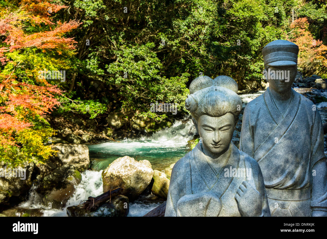 Statue en pierre de l'histoire de "La Danseuse d'Izu', préfecture de Shizuoka, Japon Banque D'Images