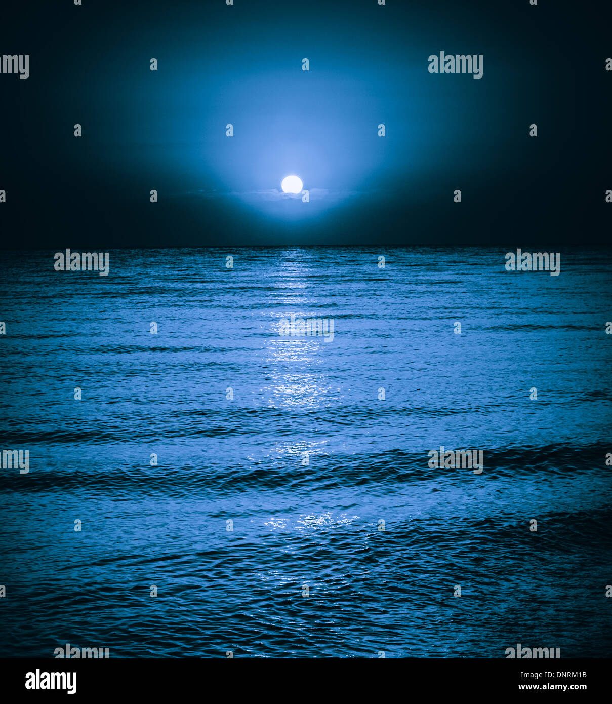 Lune se reflétant dans un lac mer océan vagues. Arrière-plan de nuit de lune Banque D'Images