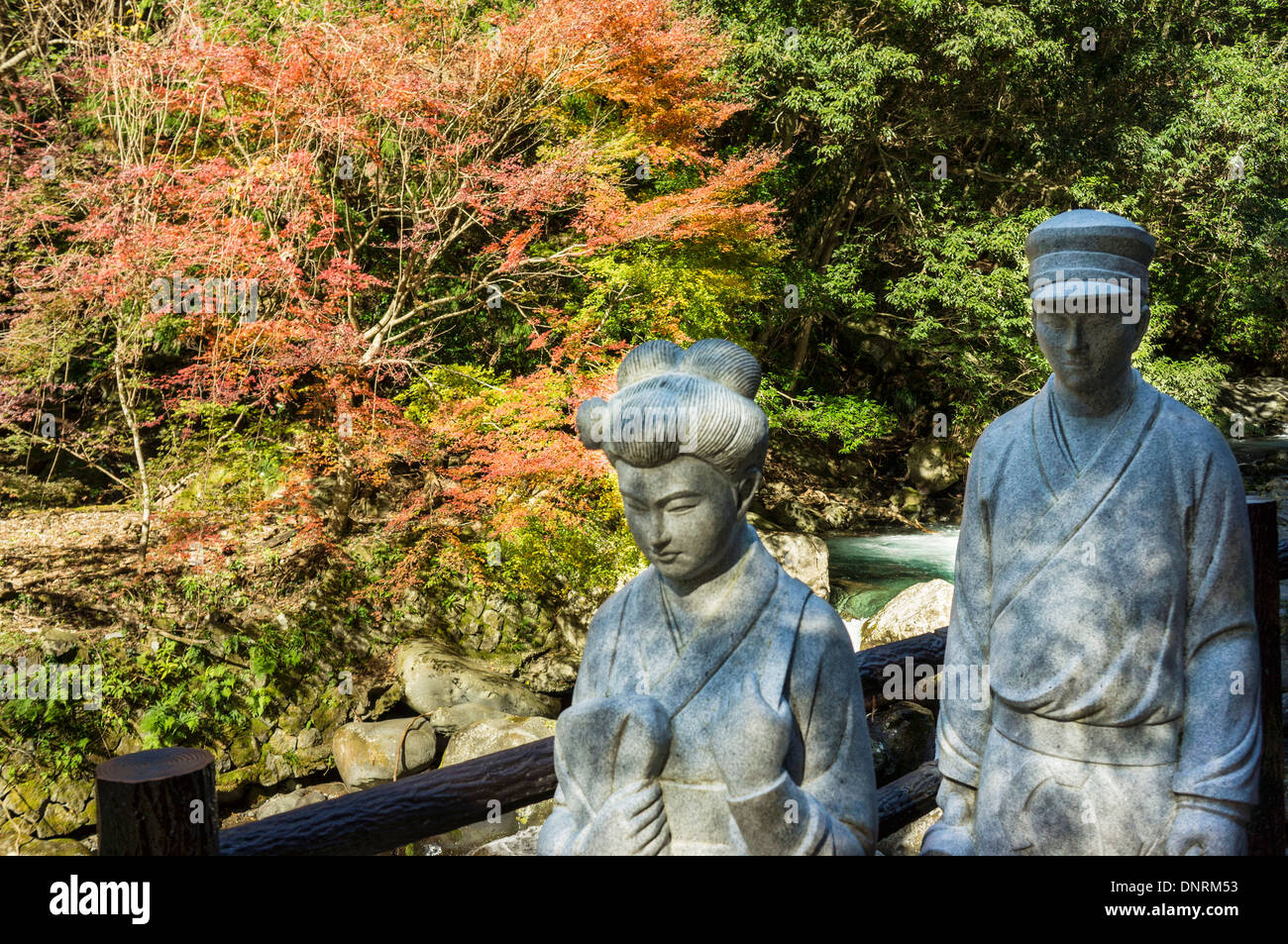 Statue en pierre de l'histoire de "La Danseuse d'Izu', préfecture de Shizuoka, Japon Banque D'Images