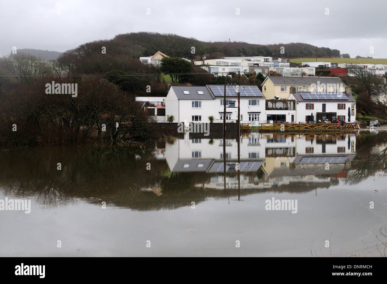 Inondations à New Inn Pub Amroth après la tempête le 3 janvier 2013, Pembrokeshire Wales Cymru UK GO Banque D'Images