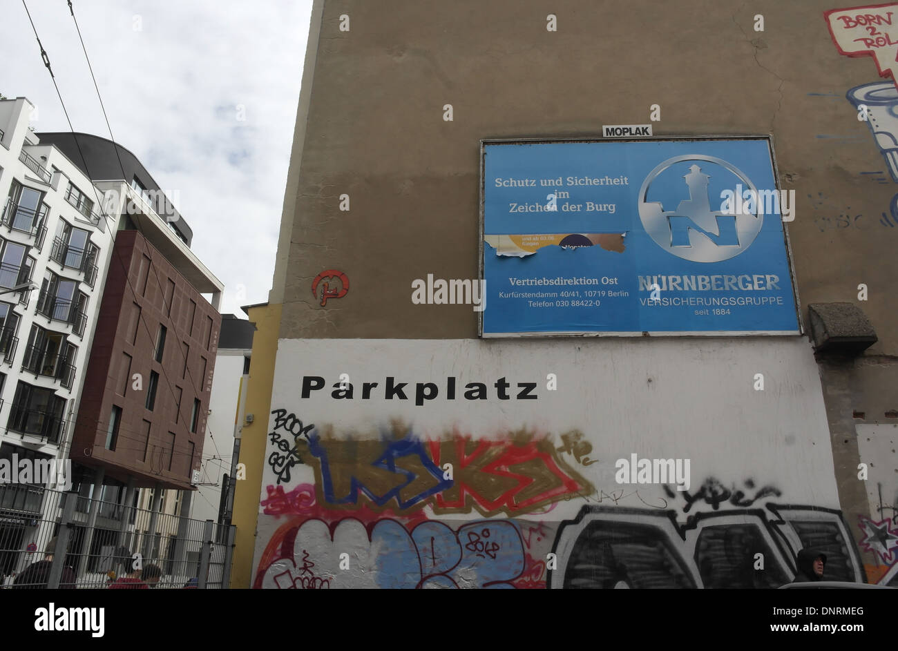 Mur de bâtiment avec des panneaux bleu, nom de pool et fait des graffitis scrawl, parking vacances, Rosenthaler Strasse, Berlin Banque D'Images Mur de bâtiment avec des panneaux bleu, nom de pool et fait des graffitis scrawl, parking vacances, Rosenthaler Strasse, Berlin Banque D'Images