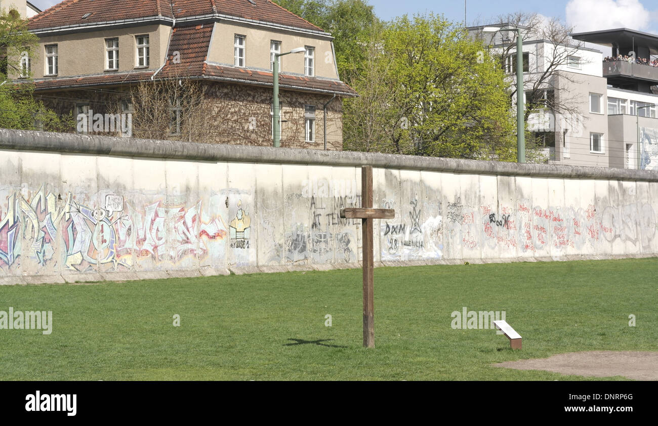 Le Sunny View Croix Commémorative Cimetière Sophien herbe verte permanent/Border Wall 75, mur de Berlin, Bernauer Strasse, Berlin Banque D'Images