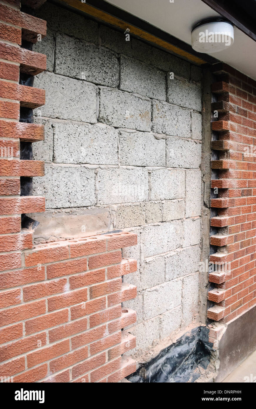 Porte et fenêtre est enlevée d'un mur et en voie d'être murée. Banque D'Images