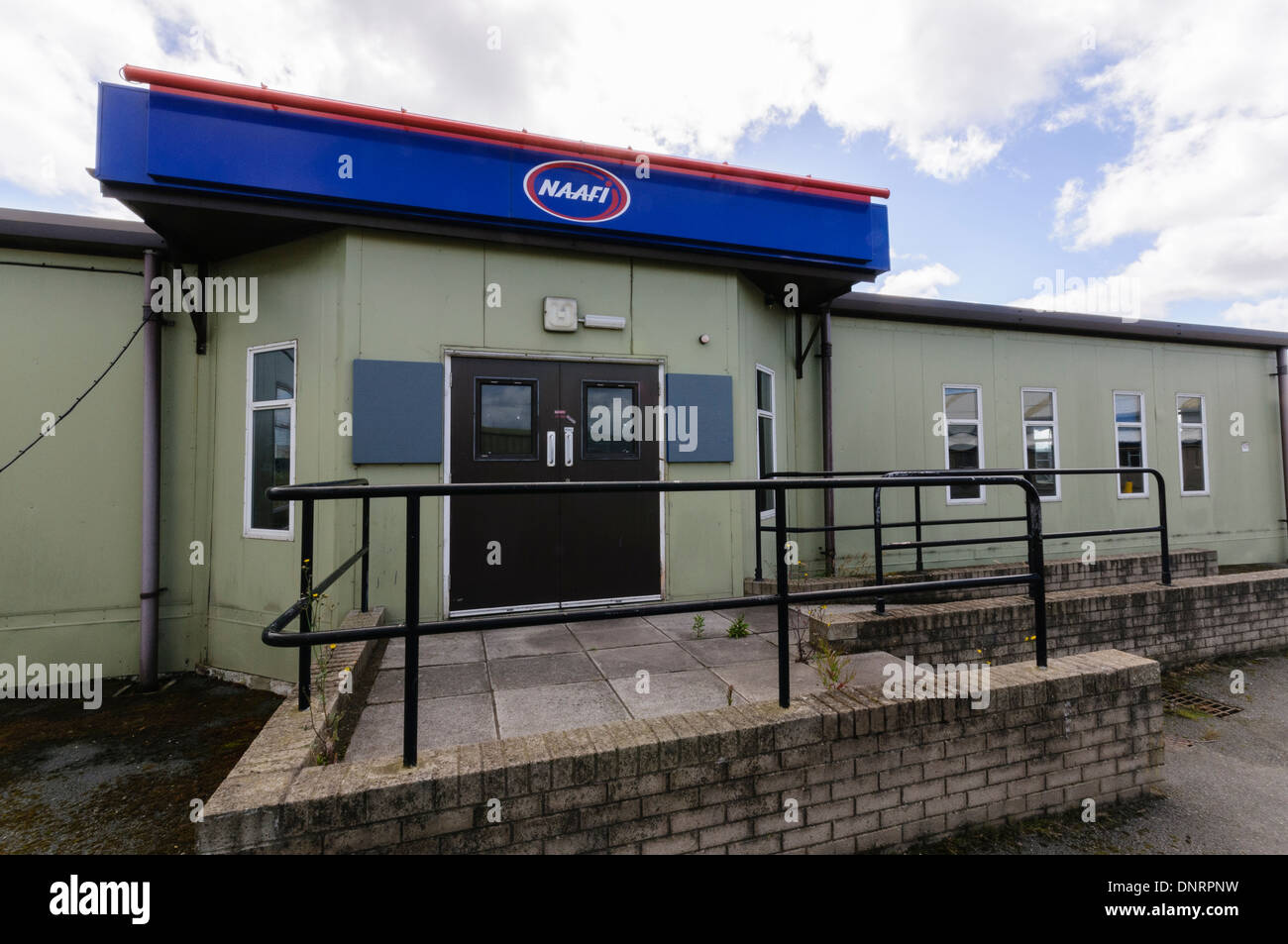 En dehors d'un magasin Naafi Banque D'Images