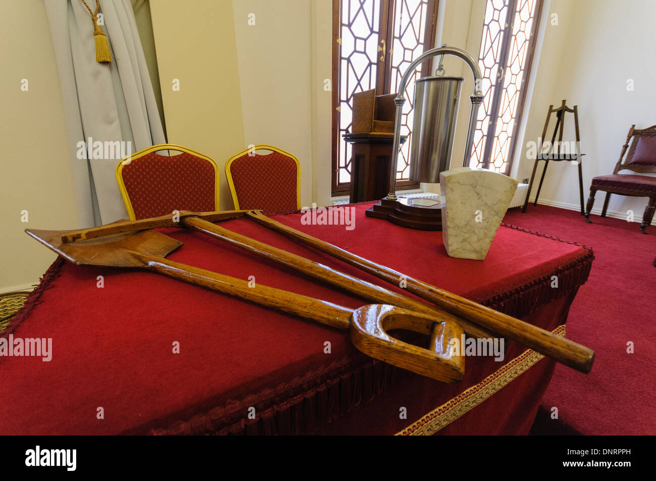 Chat en bois, de sélectionner et de biche dans la salle d'un Temple masonic hall Banque D'Images