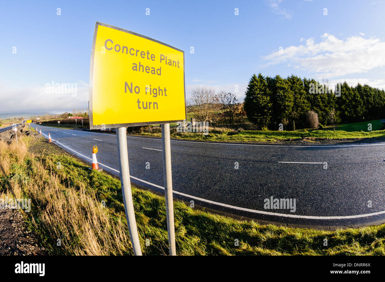 Inscrivez-vous sur un site de construction d'une usine de béton d'avertissement de l'avant, et pas de virage à droite Banque D'Images