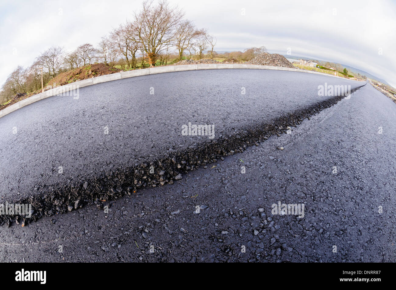 À moitié fini revêtement routier de tarmac Banque D'Images