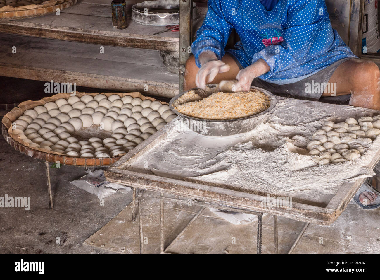 Faire du vendeur Dumpling, Lantau Island, Hong Kong, Chine Banque D'Images