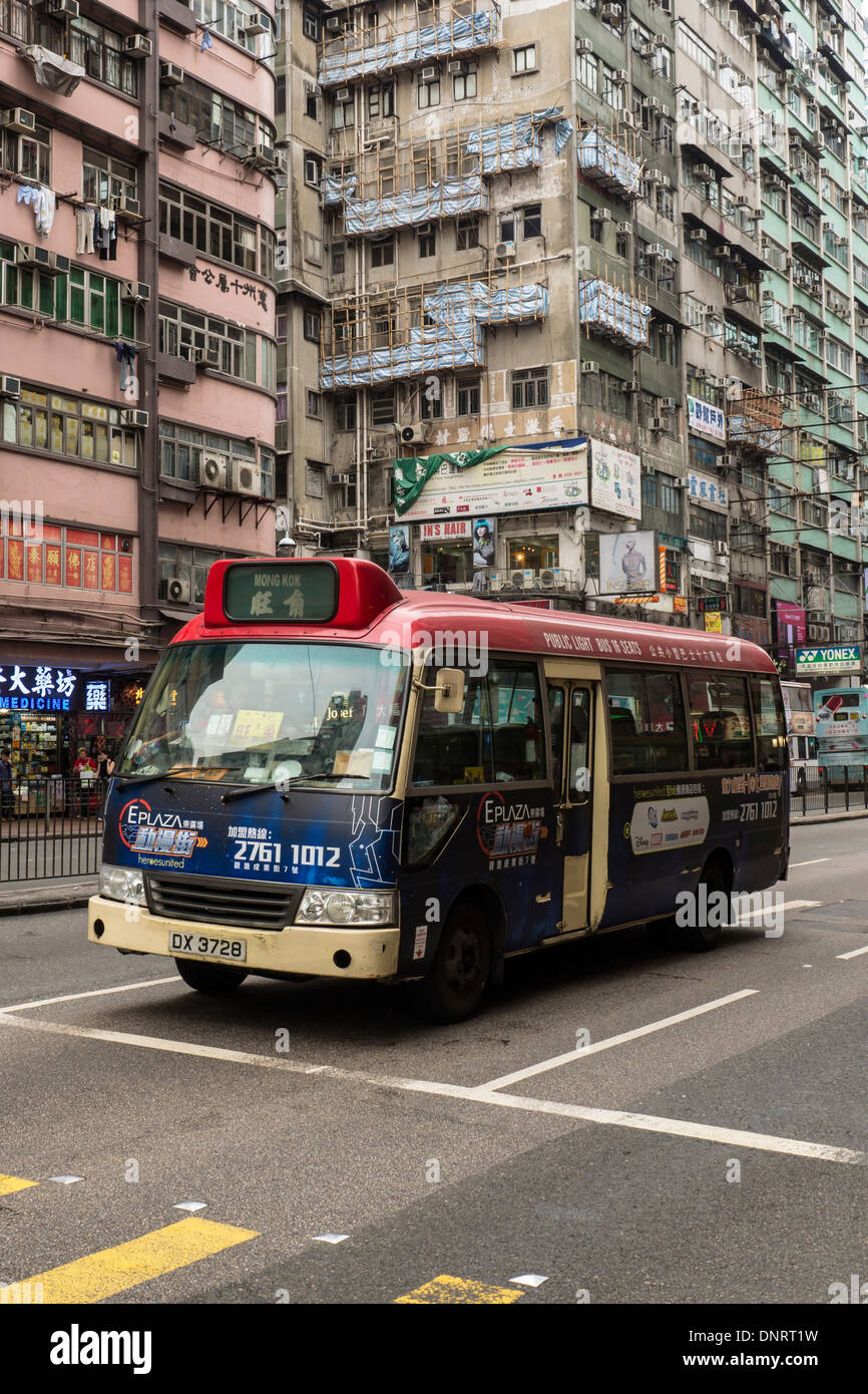 Minibus fonctionnant sur la rue de Kowloon, Hong Kong, Chine Banque D'Images