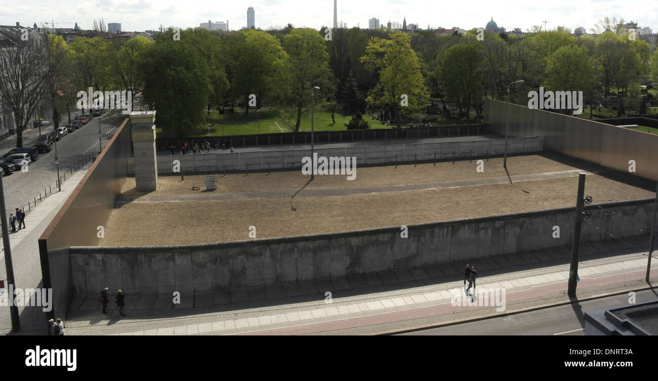 Centre de documentation view mur frontière 75, tour de garde, section restaurée bande frontalière, Mémorial du Mur de Berlin, Bernauer Strasse Banque D'Images