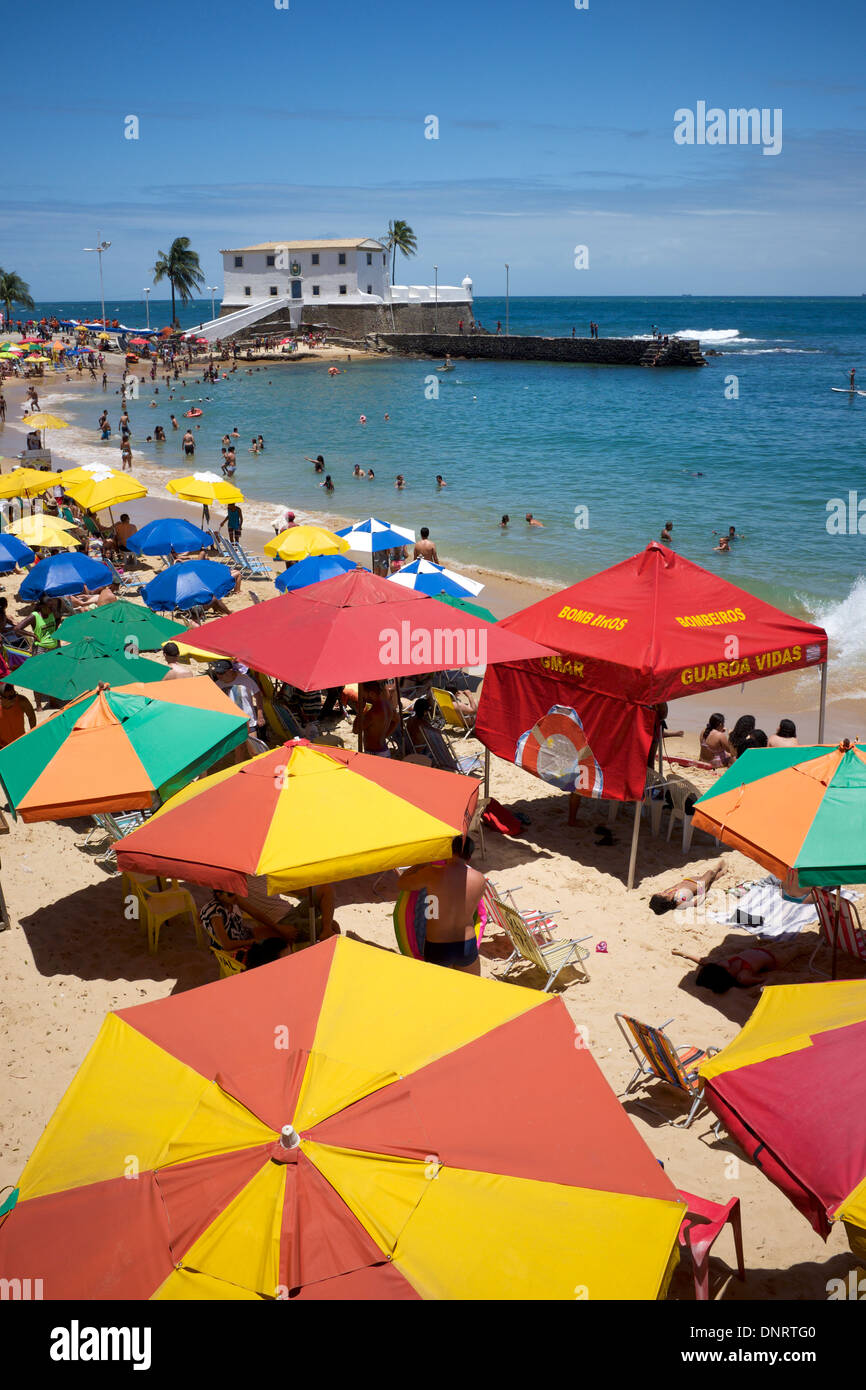 Porto da Barra Beach Salvador de Bahia Brésil après-midi d'été avec des parasols colorés Banque D'Images