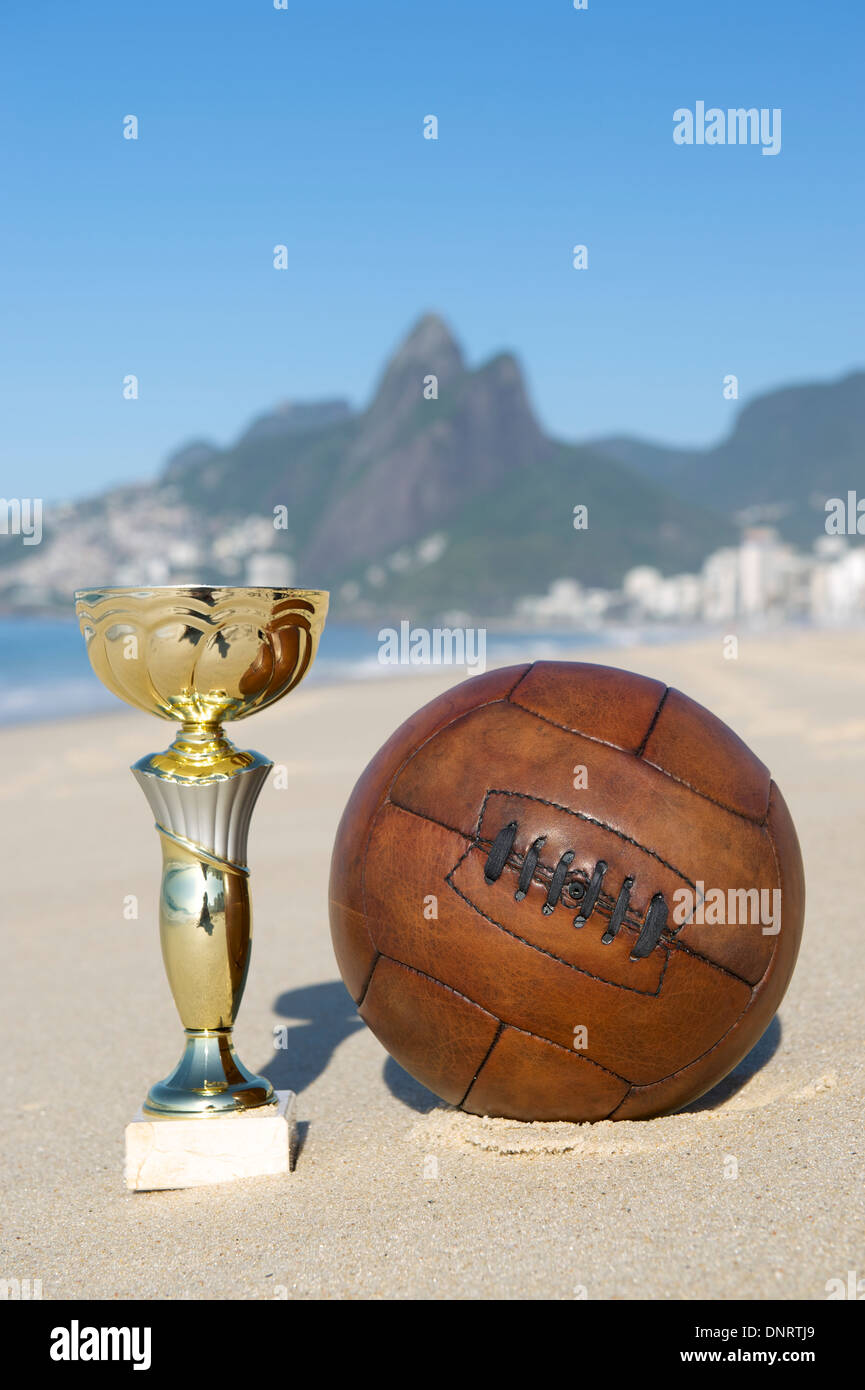 Le Brésil champion soccer football vintage trophy avec la plage d'Ipanema Rio de Janeiro Brésil Banque D'Images