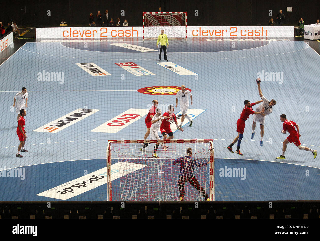 Handball match Banque de photographies et d'images à haute résolution -  Alamy
