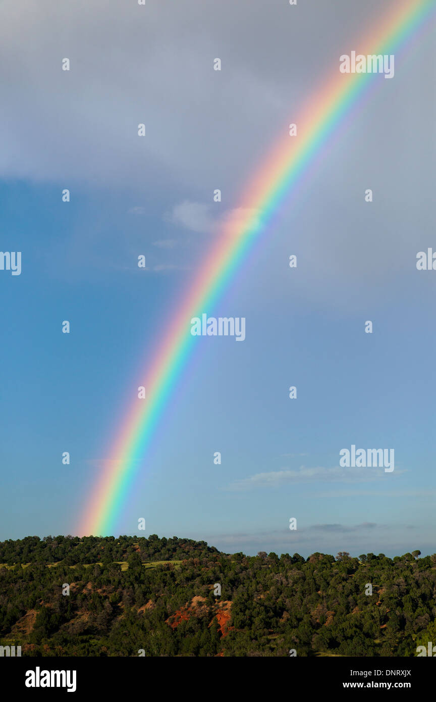 Arc-en-ciel sur champs au sud du Colorado Springs, Colorado, États-Unis Banque D'Images