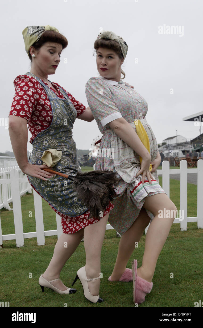 Deux femmes posant habillés en 1950 dame 'char' courses costumes à Goodwood Banque D'Images