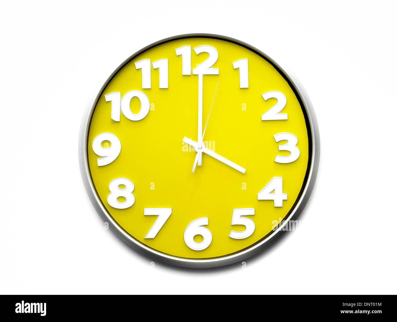 Horloge jaune 4 o'clock l'horloge sonne quatre heures 1600 Banque D'Images