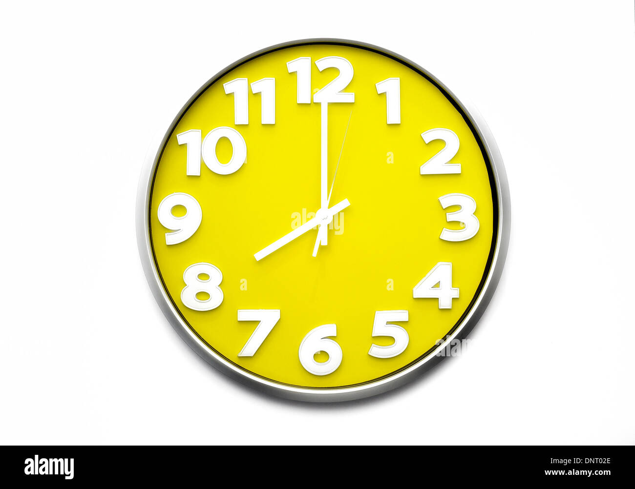 Horloge jaune visage 8 heures l'horloge sonne huit heures 20,00 Banque D'Images