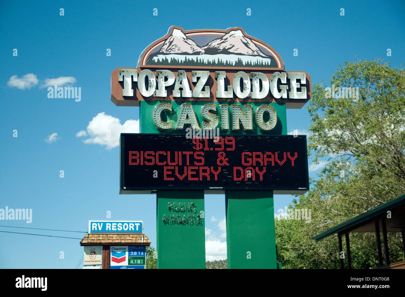 Un pas dans l'état de la Californie et du Nevada en bordure d'un casino est là avec de la nourriture bon marché, les jeux et les machines à sous Banque D'Images