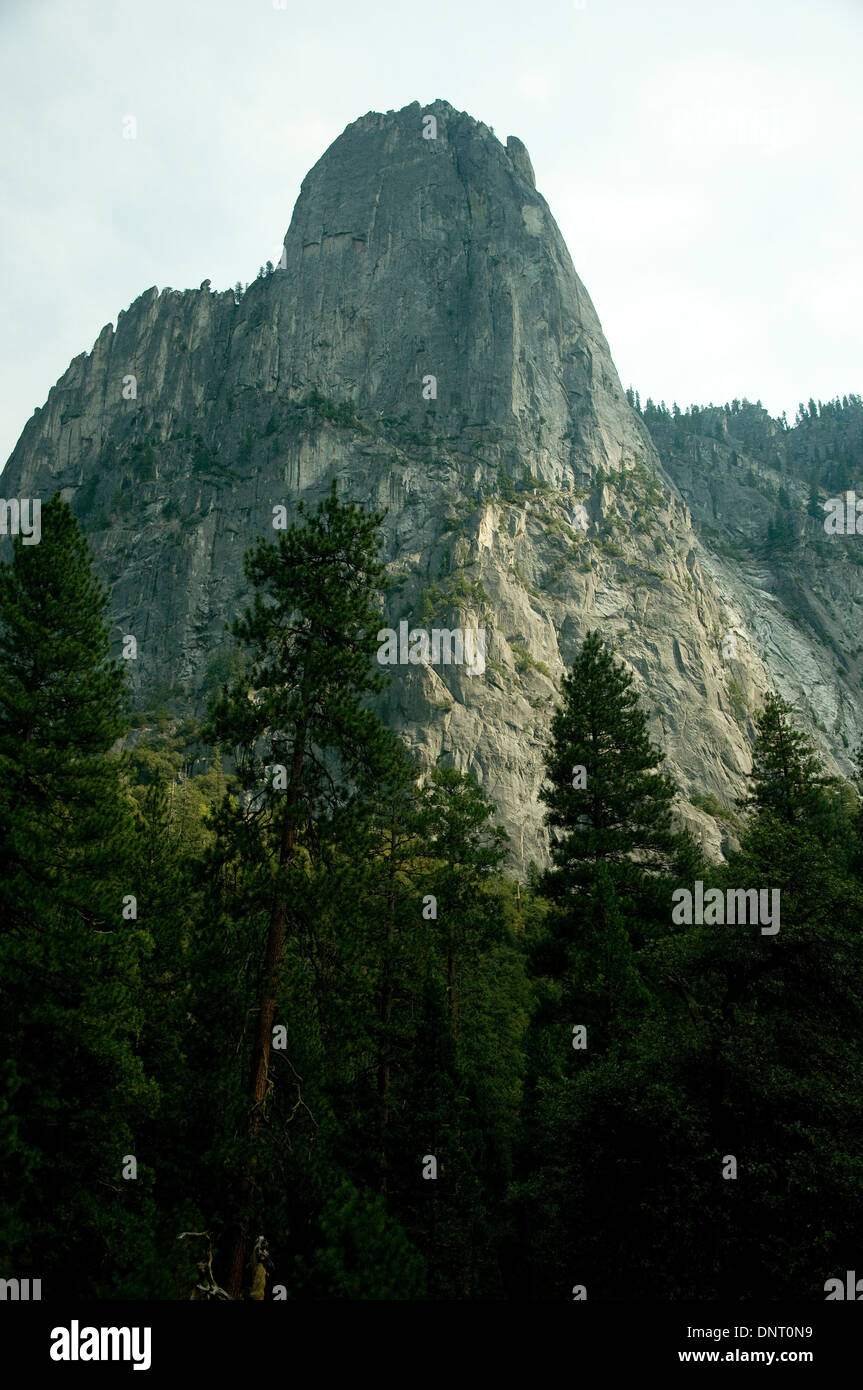 La roche de granit appelé passant de sentinelle de la vallée du Yosemite Banque D'Images