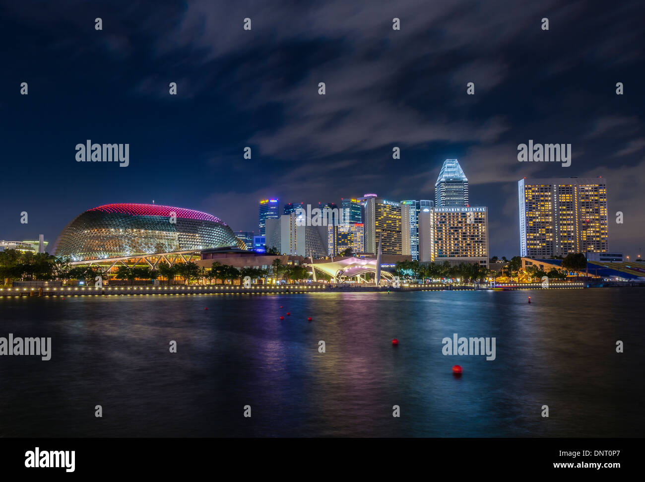 Vue de nuit sur l'Esplanade - Theatres on the Bay, Singapour Banque D'Images