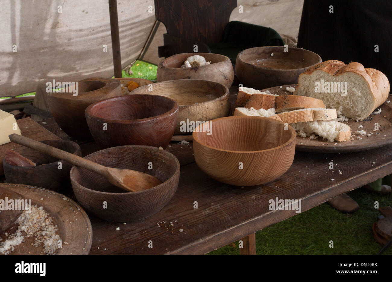 La nourriture et de la vaisselle et des couverts dans le style du 12ème - 13ème siècle, prises lors d'un festival de l'histoire. Banque D'Images