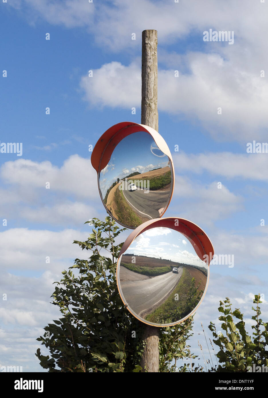 Deux miroirs convexes sur la sécurité routière en bois sur une entrée  dissimulée sur une route de campagne Photo Stock - Alamy