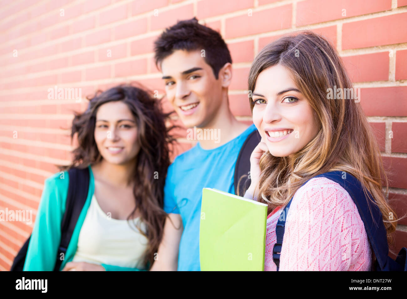 Jeune Groupe d'étudiants dans les campus Banque D'Images