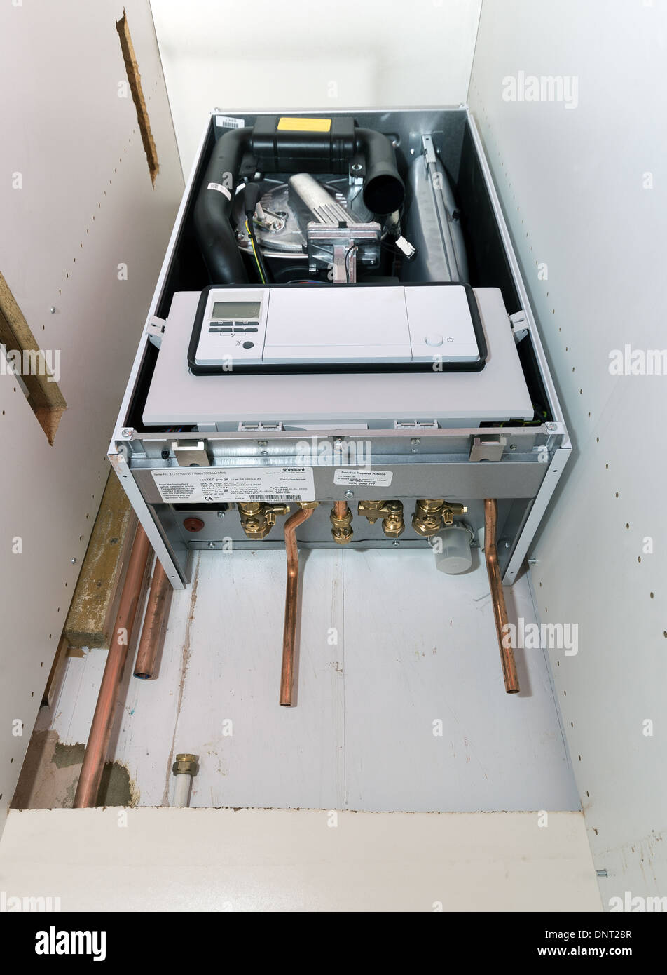 L'installation d'un vaillant ecoTEC pro 28 chaudière combinaison en armoire  de cuisine Photo Stock - Alamy