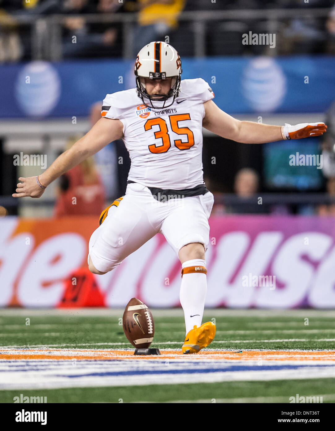 Arlington, Texas, USA. 3 janvier, 2014. 3 janvier 2014 : Oklahoma State Cowboys punter Kip Smith (35) donne le coup d'AT&T au cours de la Classic Cotton Bowl NCAA football match entre l'Oklahoma State Cowboys et le Missouri Tigers à AT&T Stadium à Arlington, TX. Les Tigres défait les cowboys 41-31. © csm/Alamy Live News Banque D'Images