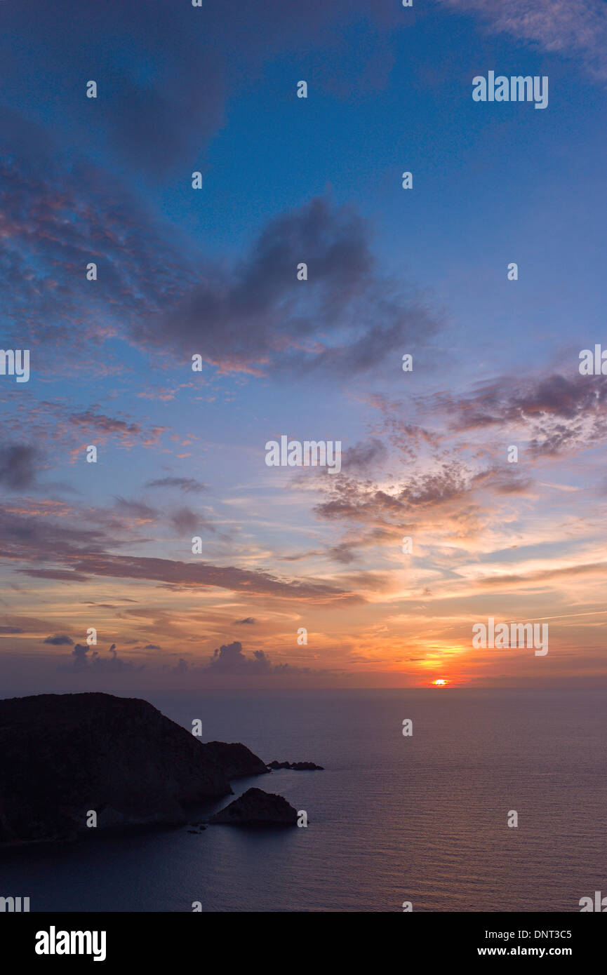 Coucher du soleil à Baie de Petani, péninsule de Paliki, Céphalonie, Grèce Banque D'Images