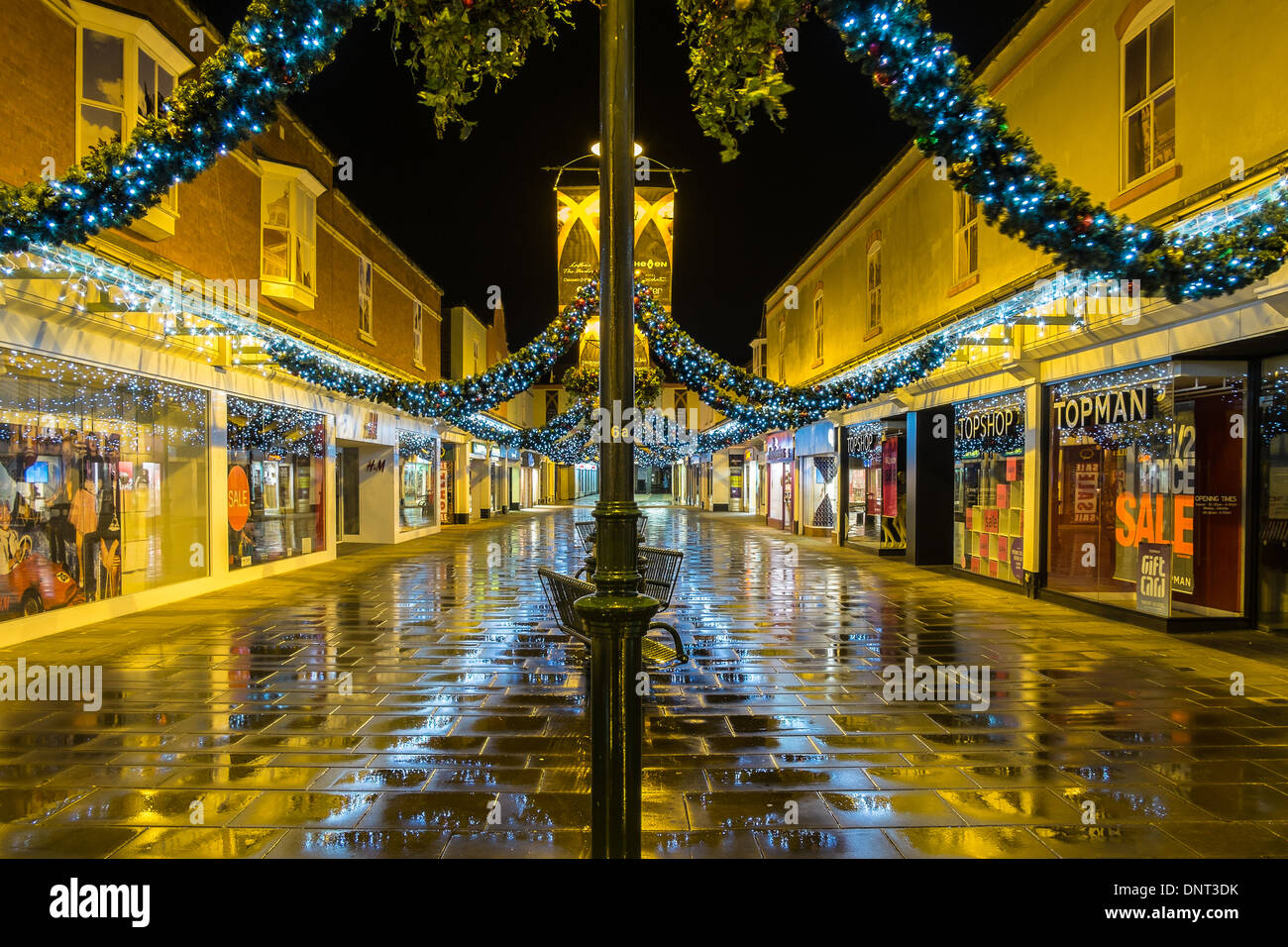 Les lumières de Noël à Salisbury. Sur une soirée froide humide avec des réflexions sur la chaussée. Banque D'Images