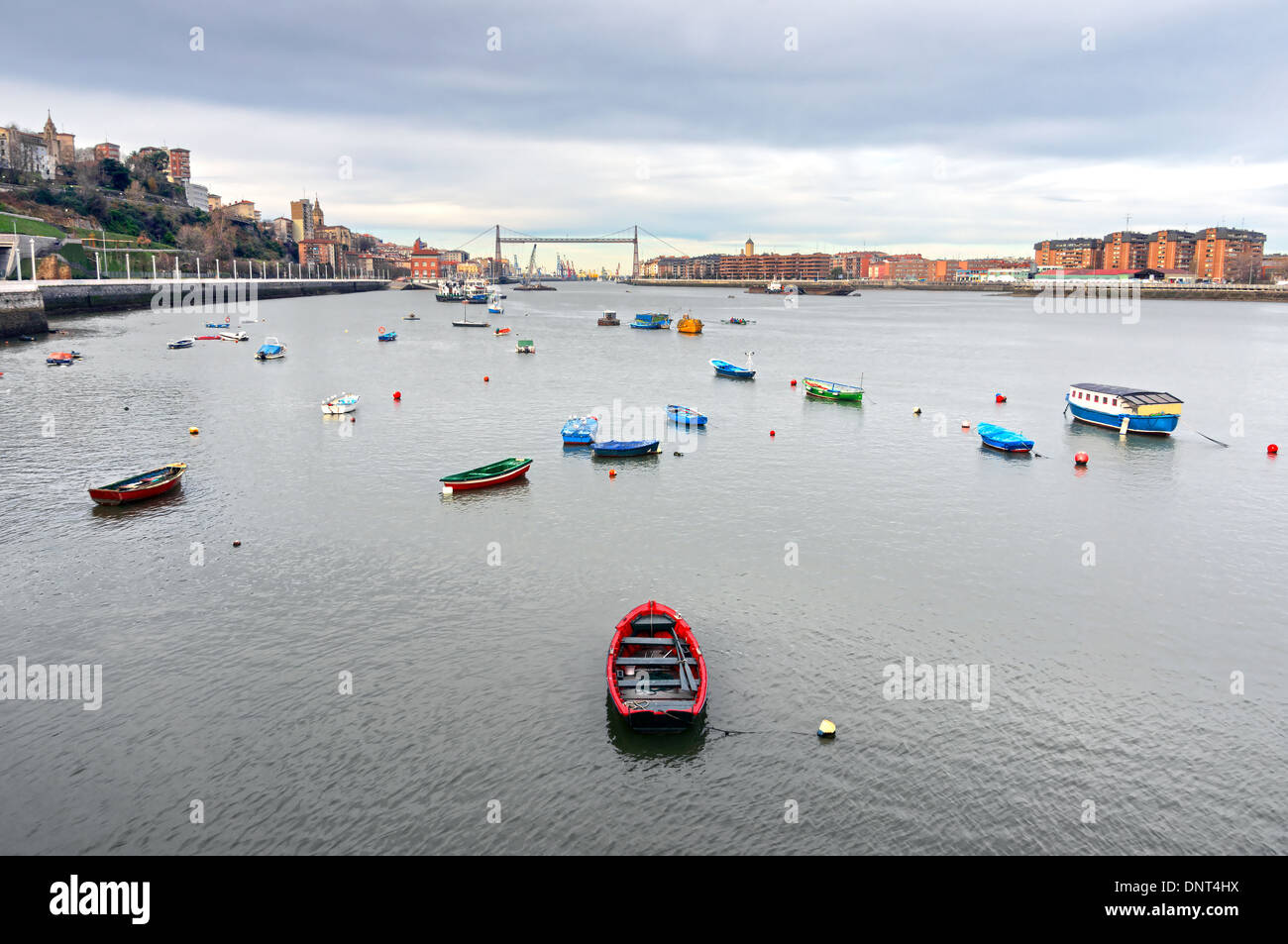 Avec la rivière Nervion Bilbao et villages de Getxo avec bateaux et pont suspendu. Pays Basque Banque D'Images